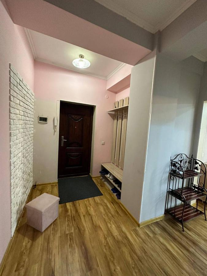 1-Room Apart. 21 On Usenbaeva 52 Near Eurasia Shopping Center Bishkek Ngoại thất bức ảnh